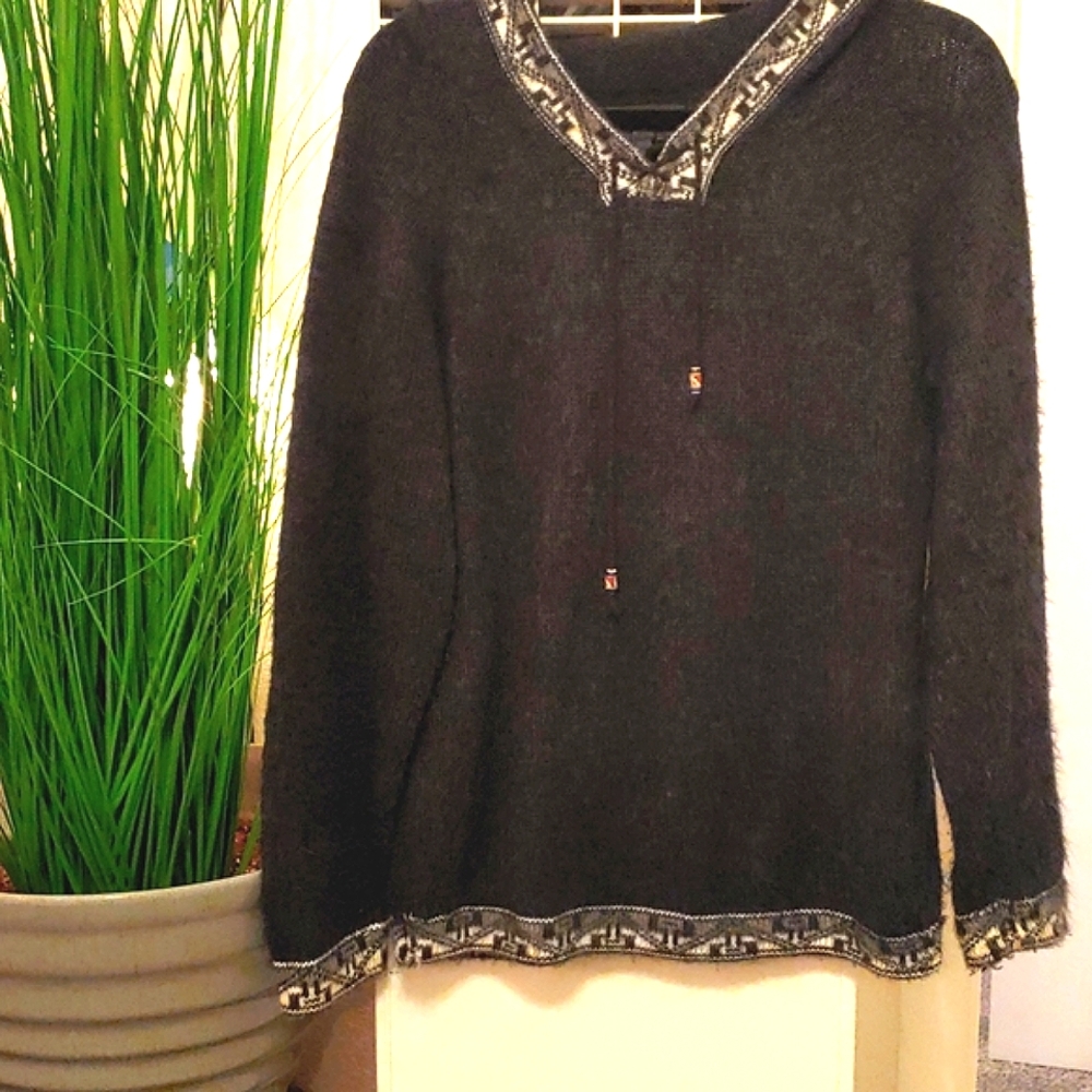 Small Alpaca hooded sweater w/ patterned hemlines